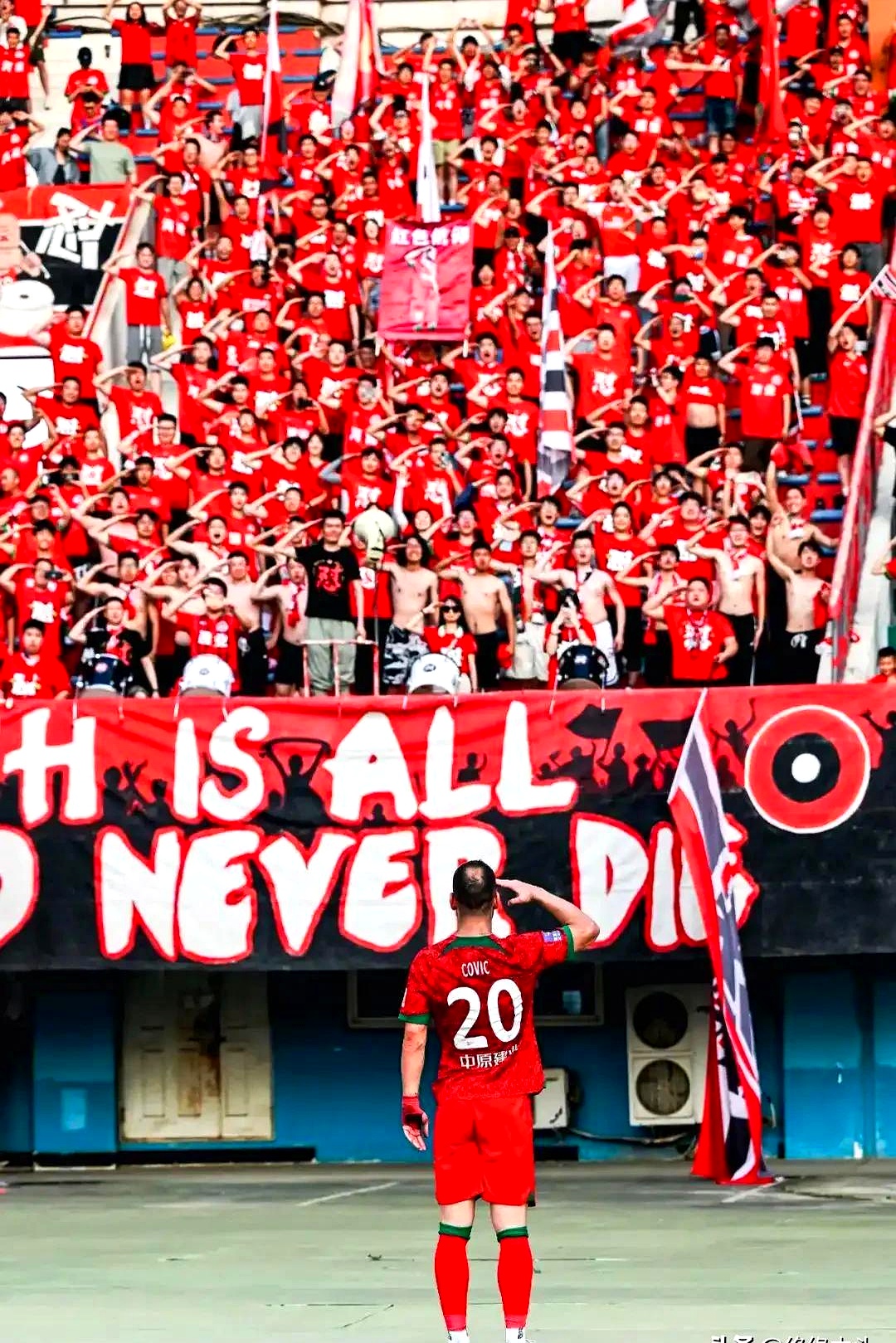 包含赛地聚焦：西甲今晚热度飙升，波尔图篮板制胜，质疑声仍在，更衣室氛围转暖的词条-9九游体育下载